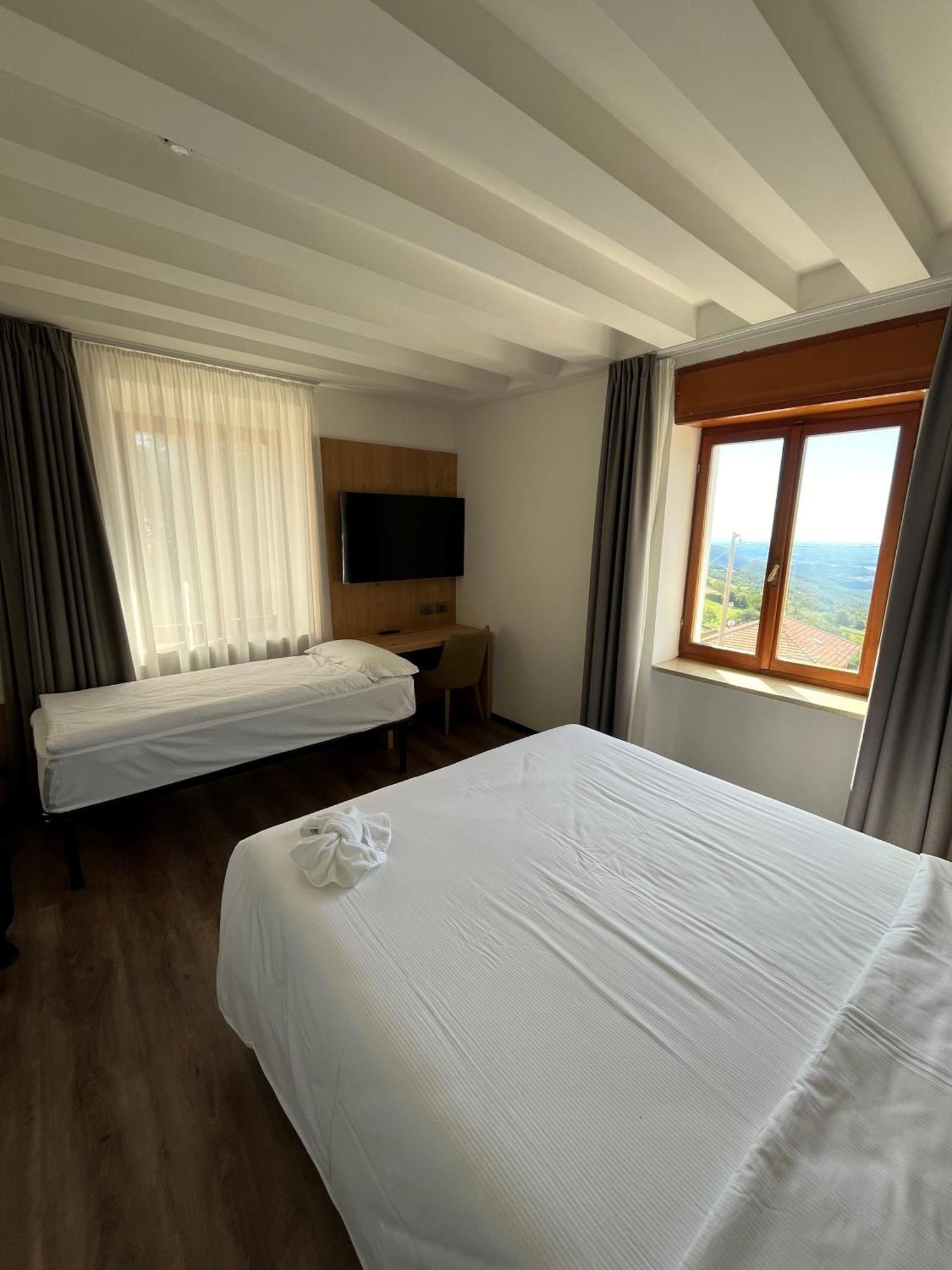 Hotel Belvedere Spiazzi Di Caprino Ngoại thất bức ảnh